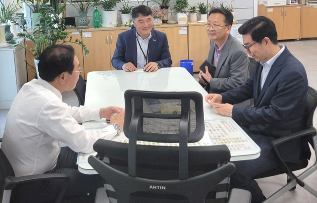김광열 영덕군수와 주요 간부들이 행안부 이응범 재난관리정책과장과 면담하고 있다./영덕군제공