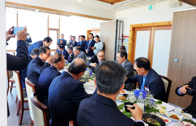 이명박 전 대통령이 17일 포항수협 회센터에서 지역 경제인들과 만나 간담회를 진행했다.  /장은희기자