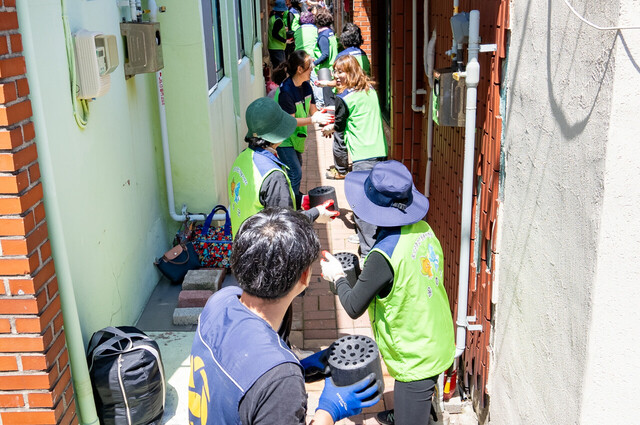 속초연탄은행 나눔봉사자들과 울릉군자원봉사센터 봉사자들이 연탄을 배달하고 있다./울릉군