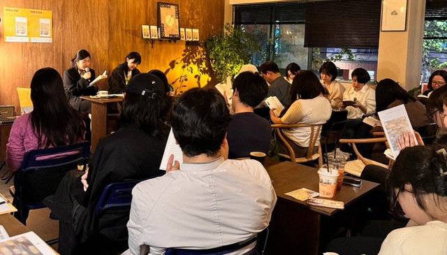 독자들과 함께 북 콘서트를 진행하고 있는 이소연 시인.