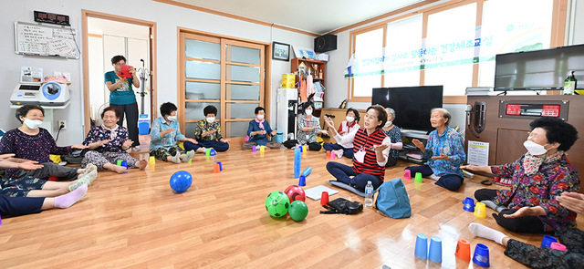 노인들이 행복한 사회를 지향하는 청송군이 경로당 행복도우미 사업을 추진하고 있다.