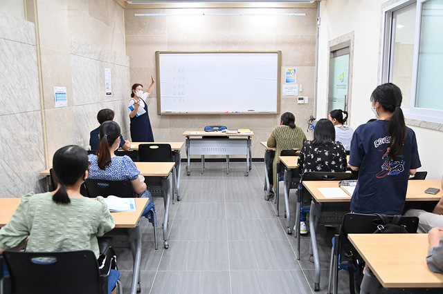 청송군이 결혼이민자들에게 안정적인 정착 방안을 설명하고 있다.
