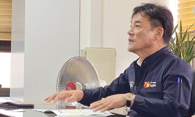 미래를 만들어갈 청송군 복지 정책을 고민하고 있는 윤경희 군수.