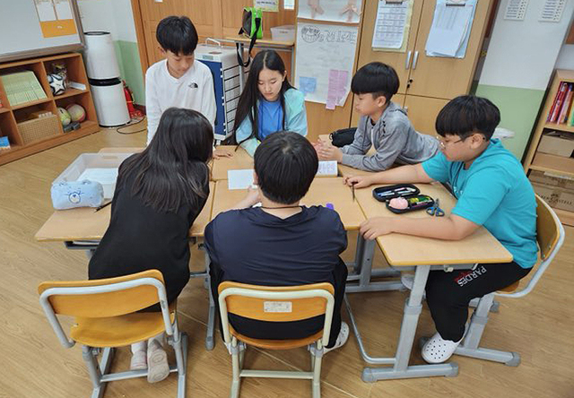 남양초등과 문적초등학생들이 주제를 놓고 토의를 하고 있다./남양초등
