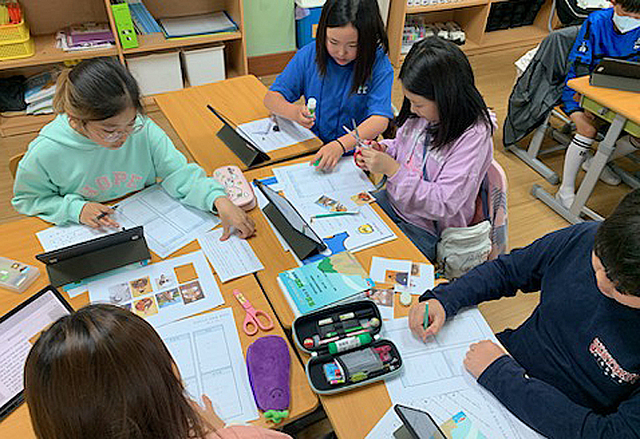 울릉남양초등과 포항 문덕초등생들이 함께 공부하고 있다./남양초등