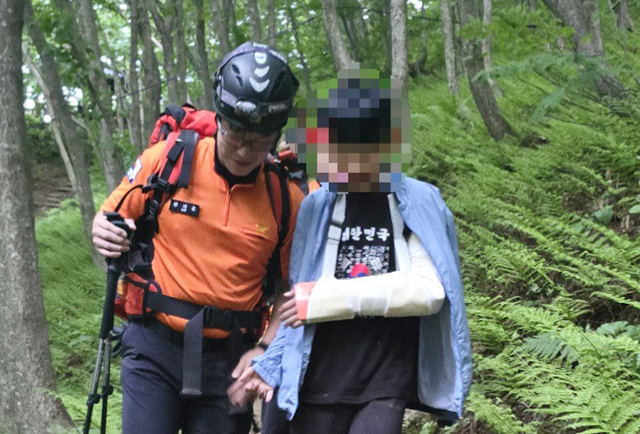 성인봉등산로에서 다친 중학생을 응급처치 후 하산시키는 모습./울릉119안전센터