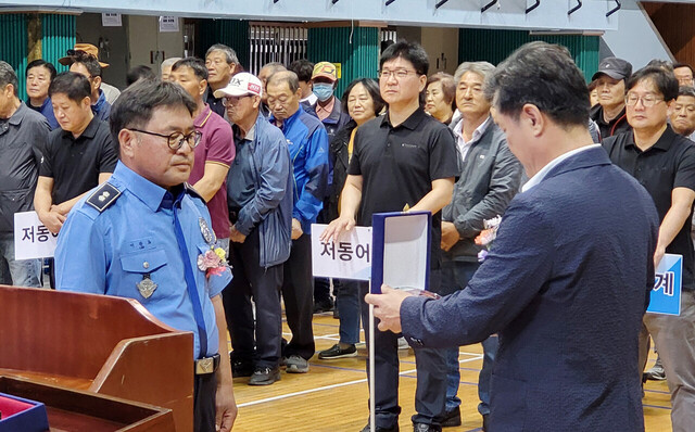 이관표 동해해경울릉파출소장이 울릉도 어업인 한마음체육대회에서 감사패를 받았다./김두한기자