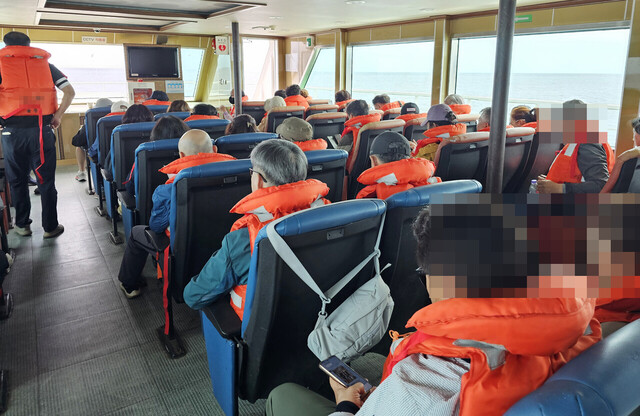 승객들은 모두 구명동의를 입고 안전을 취했다. /동해해경