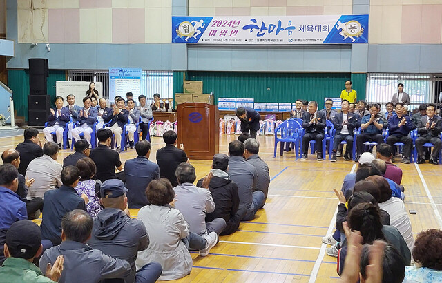 남한권 울릉군수가 행사에 참석한 어민들에게 인사를 하고 있다./김두한기자 