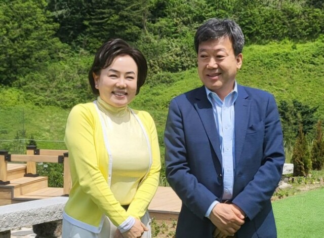 황인경 소설가 겸  글로벌 ESG회장과 남한권 울릉군수
