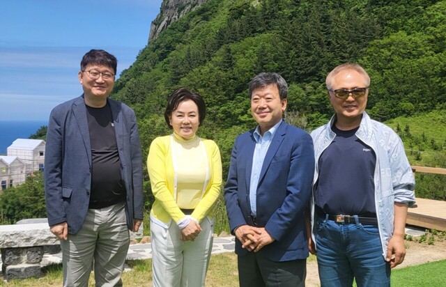 좌로부터 최남수 글로벌 ESG 대외협력위원장 (서정대교수, 전 YTN사장)황인경회장, 남한권 울릉군수, 정진국글로벌 ESG 고문(극동대학교 초빙교수)