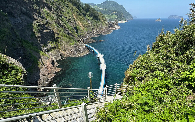 행남등대방향에서 바라본 촛대암 해안지질공원 산책로./김두한기자