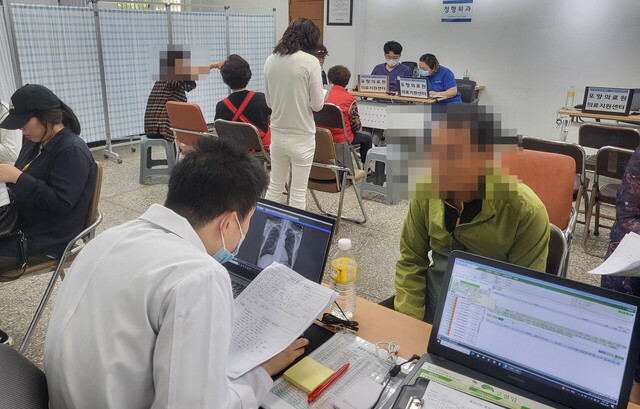 포항의료원 전문의로부터 진료를 받는 울릉도 주민./포항의료원