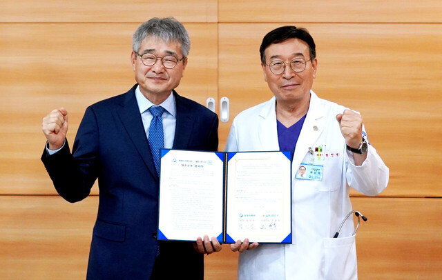 조현덕 울릉크루즈 대표(왼쪽)와 함인석 표항의료원 원장이 업무협약체결 후 기념촬영./울릉크루즈