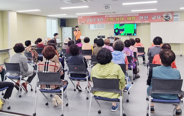 울릉도 어르신들이 소방 및 화재 예방 안전교육을 받고 있다. /울릉군
