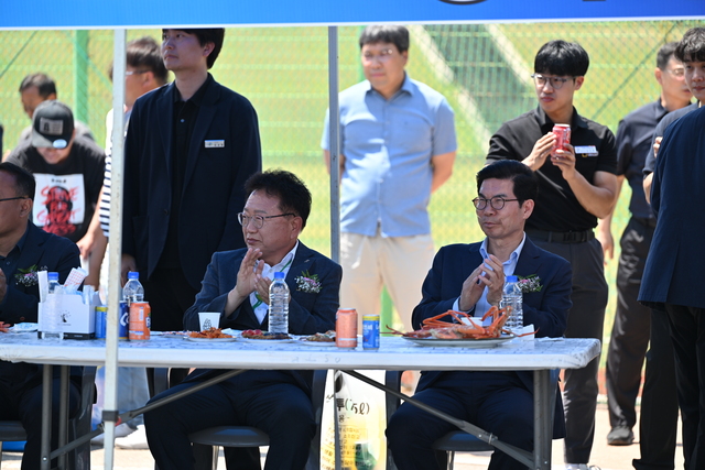 경진대회에 참석한 김광열(오른쪽) 영덕군수와 손병복 울진군수. /경북대게어업인연합회제공