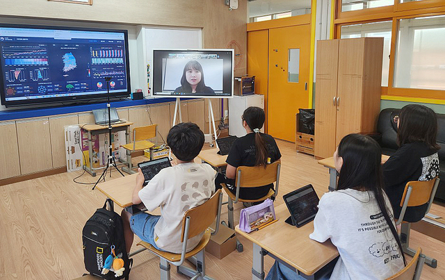 남양초등 6학년들이 교실에서 글로컬 미래교육 박람회에 참가해 수업을 하고 있다./울릉교육지원청