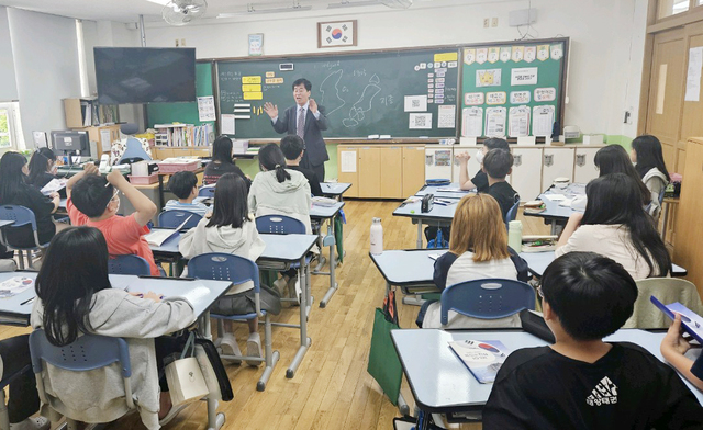 대구와룡초등학교에서 나대석 교육부국장이 독도교육을 하고 있다. /독도협회