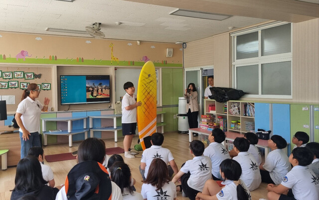 바다 놀이 기구 사용에 대한 설명을 듣고 있는 저동초등학교./저동초등