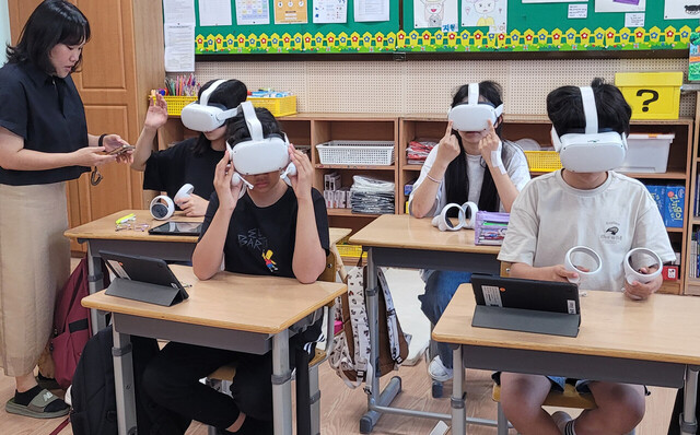 단체 VR기기를 이용 세계를 체험하는 울릉도 학생들./울릉교육지원청