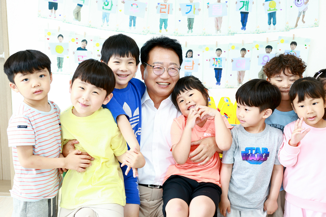 어린이집 일일 보조교사로 변신한 손병복 울진군수. /울진군제공