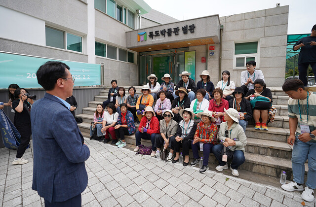 울릉군독도박물관에서 과거 제주해녀들의 울릉도독도출어에 대해 설명을 듣고 있다. /경북문화관광공사