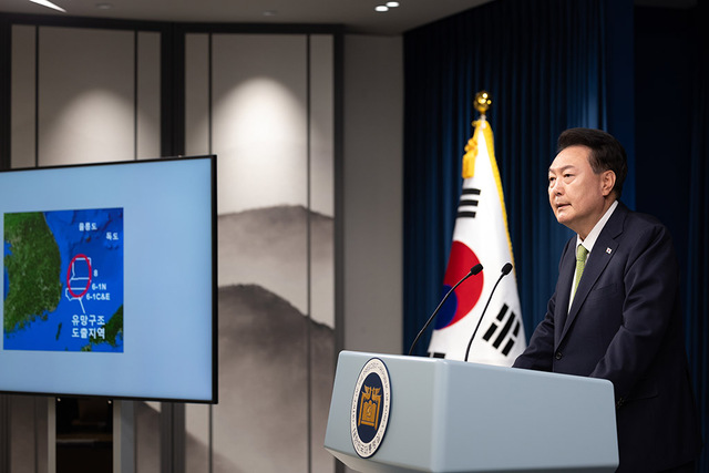 윤석열 대통령이 3일 오전 서울 용산 대통령실 청사 브리핑실에서 열린 국정브리핑에 참석해 동해 석유·가스 매장과 관련해 설명하고 있다.  /대통령실 제공