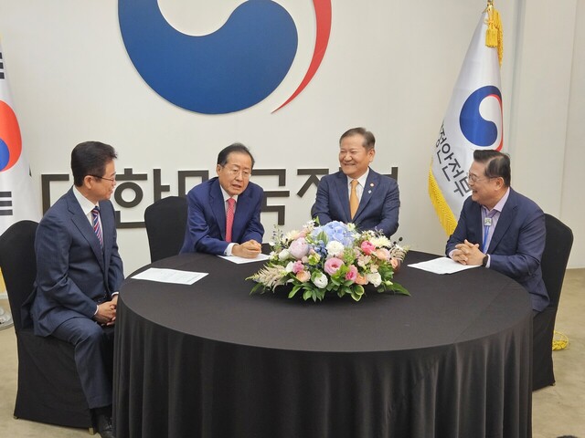 대구·경북(TK) 행정 통합 추진을 위한 첫 '4자 회동'이 4일 열렸다. 이날 이상민 행정안전부 장관과 홍준표 대구시장, 이철우 경북지사, 우동기 대통령 직속 지방시대위원회 위원장은 이날 오후 3시 정부 서울청사에서 간담회를 열고, 대구·경북 통합의 필요성과 추진 방향, 정부 차원의 지원방안 등을 논의했다. /고세리기자 ksr1@kbmaeil.com