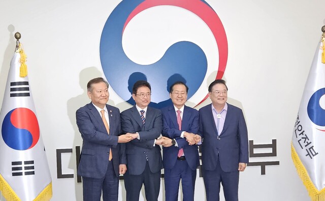 이상민 행정안전부 장관과 이철우 도지사, 홍준표 시장, 우동기 위원장이 TK 행정통합 추진을 위한 간담회에서 기념촬영을 하고 있다. 