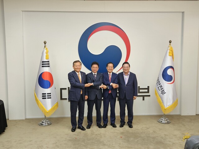 대구·경북(TK)의 행정통합 추진을 위해 이상민 행정안전부 장관과 우동기 지방시대위원장, 홍준표 대구시장, 이철우 경상북도지사가 4일 오후 정부서울청사에서 만남을 갖고 논의했다. 