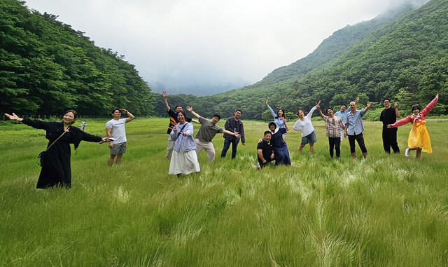 경북여행리포터들이 나리분지 대 평원에서 자연을 느끼고 있다./경북문화관광공사