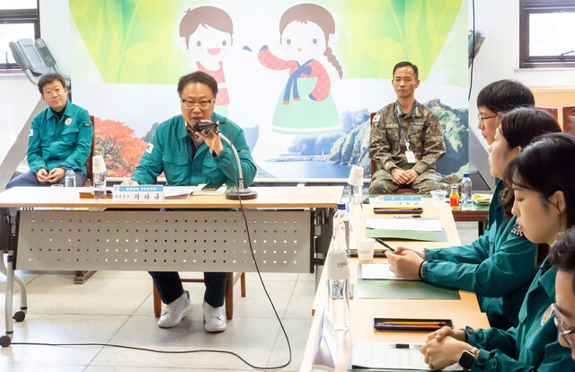 최하규 울릉읍 통합방위지원본부장이 방위 개념을 설명하고 있다./울릉군