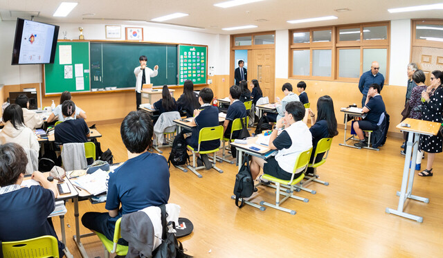 울릉중학생과 투산중학생들이 함께 교육하고 투산시교육청관계자들이 참관하고 있다./울릉군