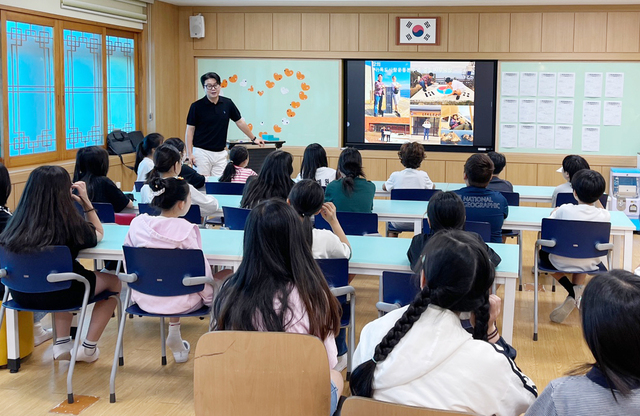 조종철 사무국장이 우리 땅 독도에 대한 교육을 하고 있다./독도사랑운동본부