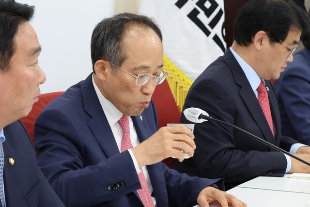 국민의힘 추경호 원내대표가 7일 오후 서울 여의도 국회에서 더불어민주당의 상임위원 선임안 제출 직후 기자간담회를 열어 원 구성 협상에 대한 당의 입장을 밝히기에 앞서 물을 마시고 있다./연합뉴스