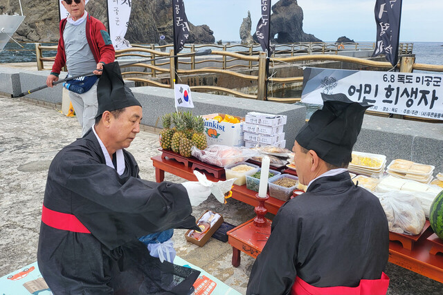 축관 정장호 고문(전 푸른울릉독도가꾸기회장)이 출문을 태우고 있다. /김두한 기자  