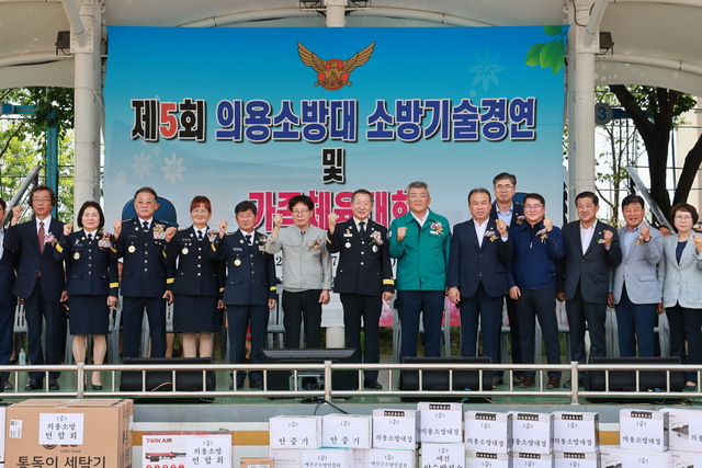 제5회 의용소방대 소방기술경연 및 가족체육대회 참석 내빈들이 파이팅을 외치고 있다. /예천군제공
