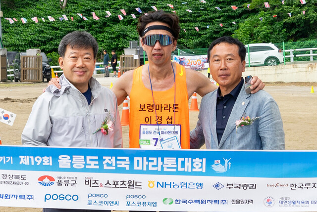 울릉도 전국마라톤 대회에 우승한 보령마라톤클럽 이경섭씨. /김두한기자 