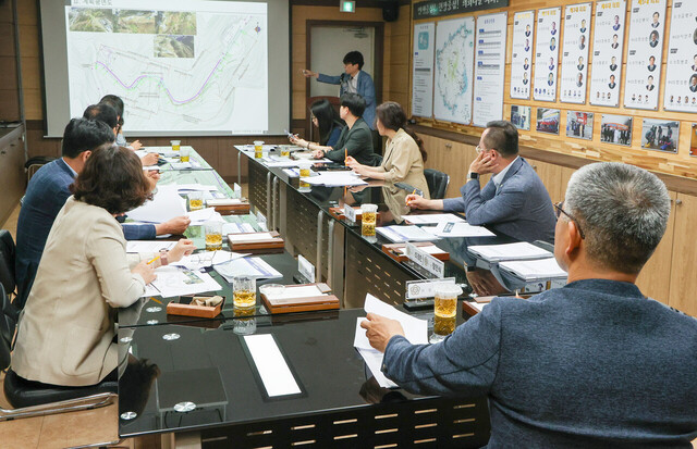 최덕현 울릉군건설과장으로부터 남양리 서당마을 도로개설에 대해 설명을 듣고 있다. /울릉군의회