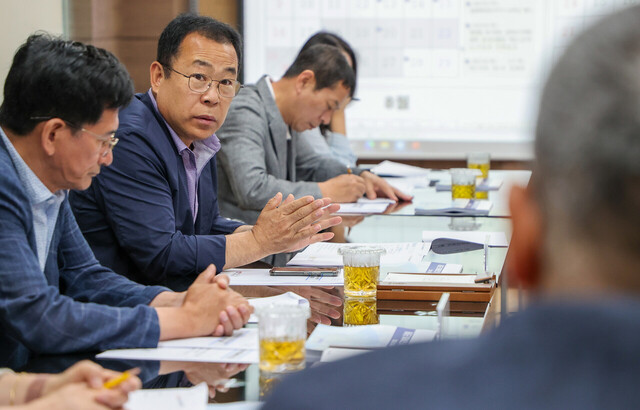 서면 남양리 서당마을 도로개설과 관련 이상식의원이 질의하고 있다./울릉군의회