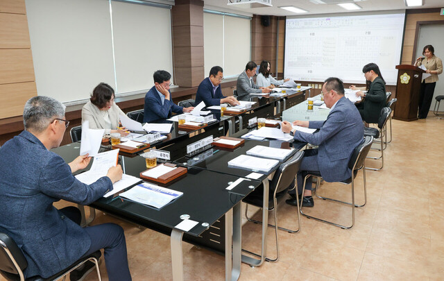 집행부로부터 사업에 대해 보고를 듣고 질문을 하고 있는 울릉군의회의원들./울릉군의회