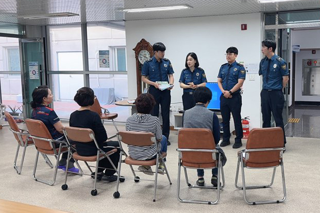 송담실버타운 어르신 관리 관계자들과 교육 및 간담회개최. /울릉경찰서