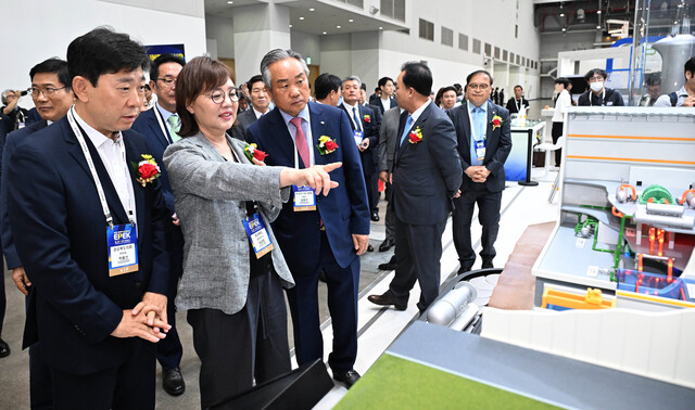 양금희 경북도 경제부지사가  ‘2024 대한민국 전기산업엑스포’ 에 전시된 발전·송배전·변전기자재, 전기플랜트, 에너지신산업 및 원자력산업 분야의 신기술을 둘러보고 있다./경북도 제공