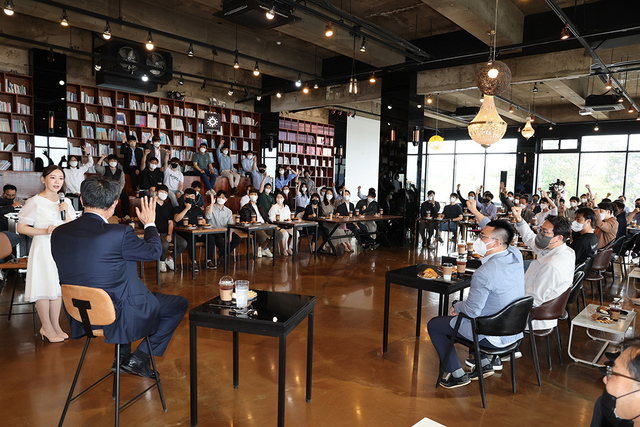 지난 2022년 포항시 남구의 한 카페에서 열린 타운홀 미팅에서 직원들이 소통의 시간을 갖고 있다.