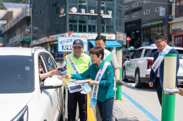 운전자들에게 홍보물을 나눠주는 박상연 부군수와 관련 단체 회원들./울릉군