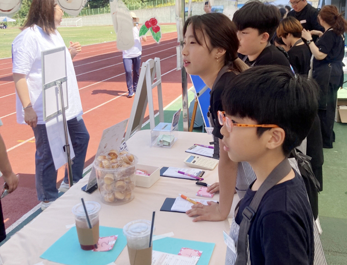 비상프로젝트 동아리들이 냉커피를 판매하고 있다./울릉교육지원청