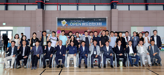 2024 포항국제불빛축제 기념 OPEN 배드민턴 대회 첫날인 15일 만인당에서 내빈과 협회 관계자들이 기념촬영하고 있다. /이용선기자 photokid@kbmaeil.com
