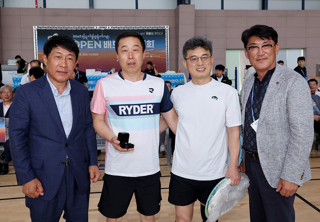 황금라켓 경품에 당첨된 김용운(53. 왼쪽 두 번째)씨가 내빈과 기념촬영하고 있다. /이용선기자 photokid@kbmaeil.com