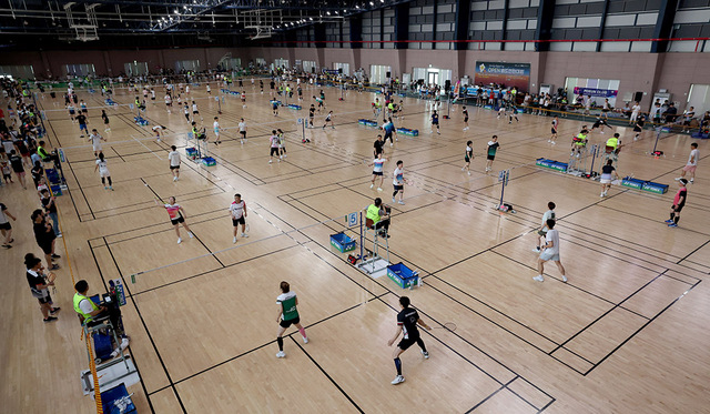 2024 포항국제불빛축제 기념 OPEN 배드민턴 대회 첫날인 15일 전국각지에서 참가한 동호인들이 만인당에서 기량을 겨루고 있다. /이용선기자 photokid@kbmaeil.com