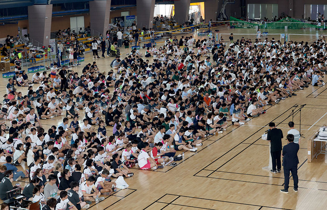 2024 포항국제불빛축제 기념 OPEN 배드민턴 대회 첫날인 15일 만인당에서 개회식이 열리고 있다. 
